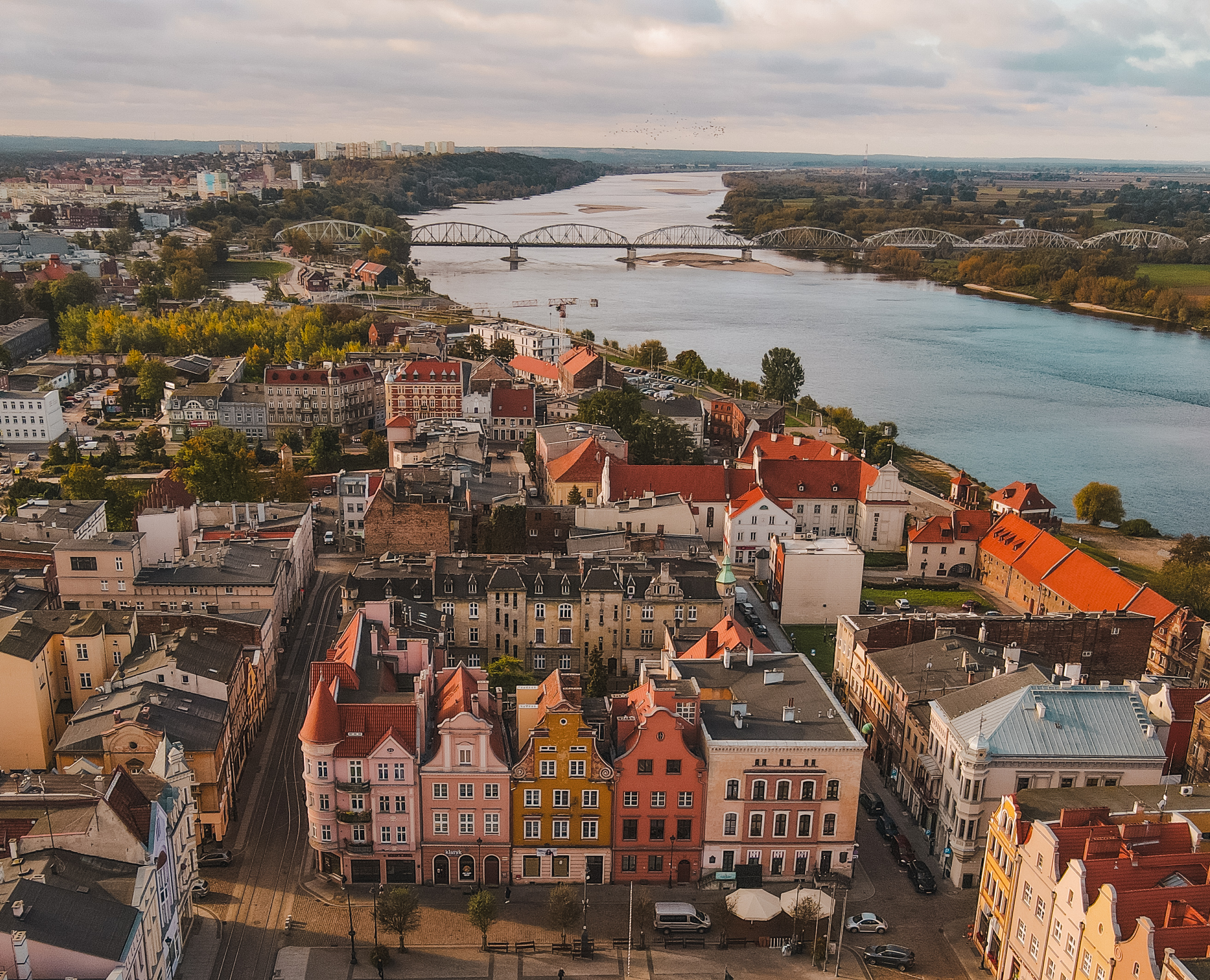 Zdjęcie przedstawia centrum Grudziadza (Stare Miasto) z lotu ptaka.