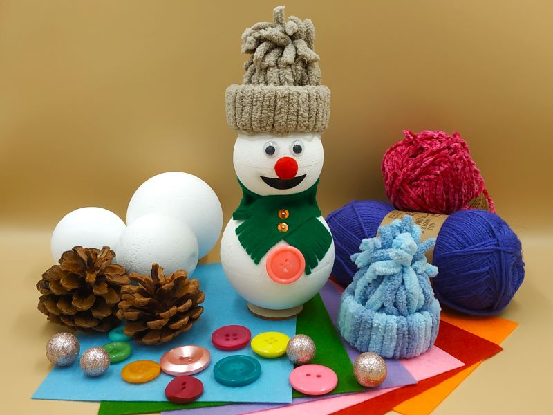 Fotografia przedstawia figurkę bałwanka.