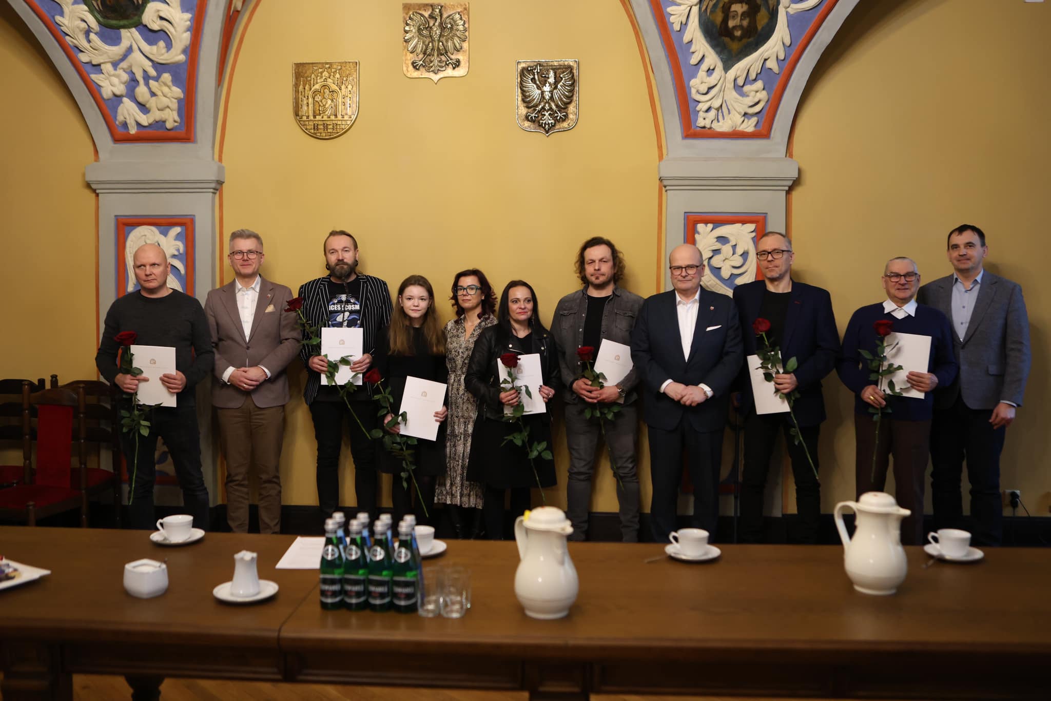 Fotografia przedstawia prezydenta Grudziądz oraz wiceprezydenta podczas wręczenia stypendiów artystycznych. 