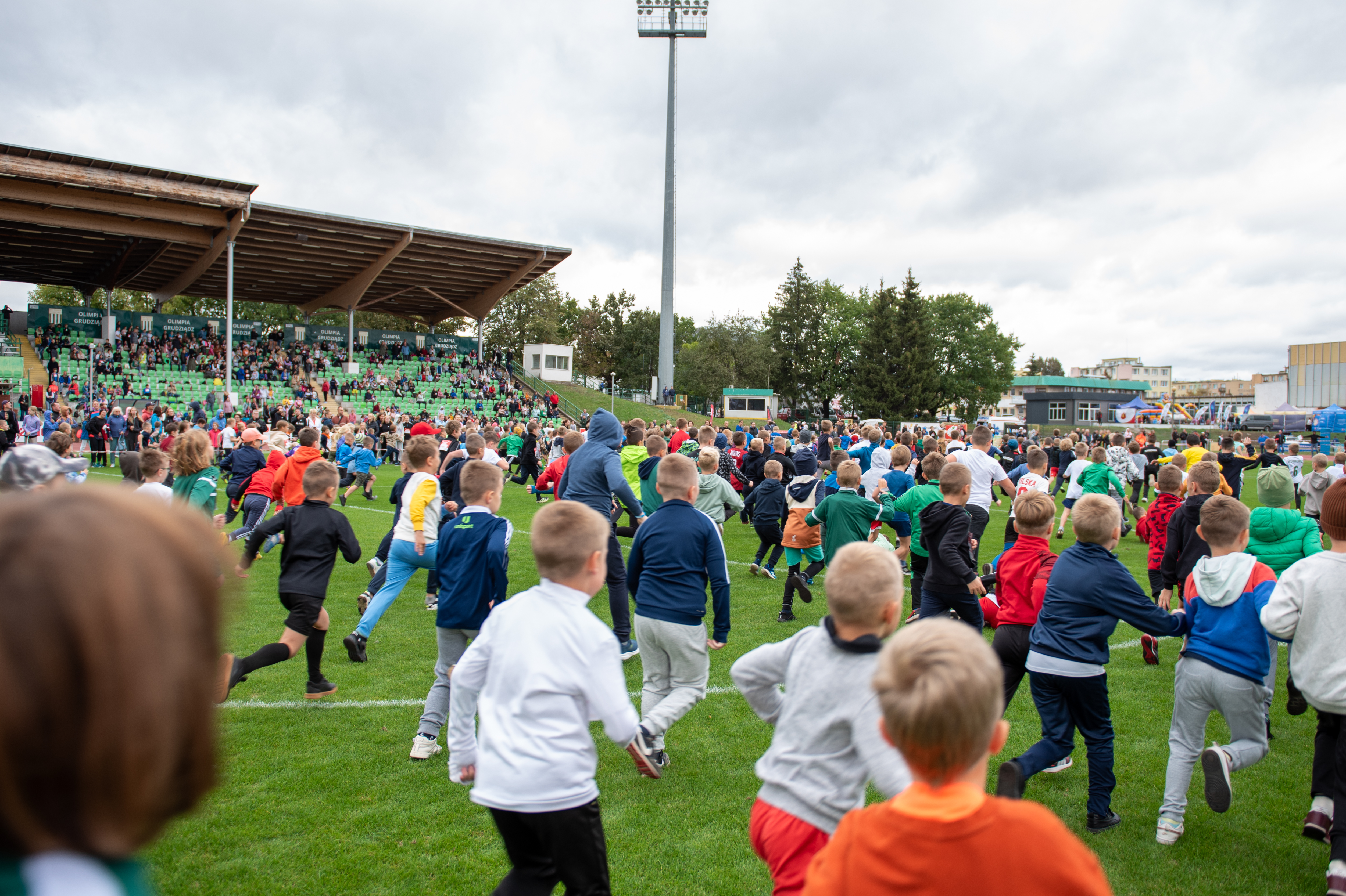 Dzieci bignące na Stadionie Centralnym w Grudziądzu.