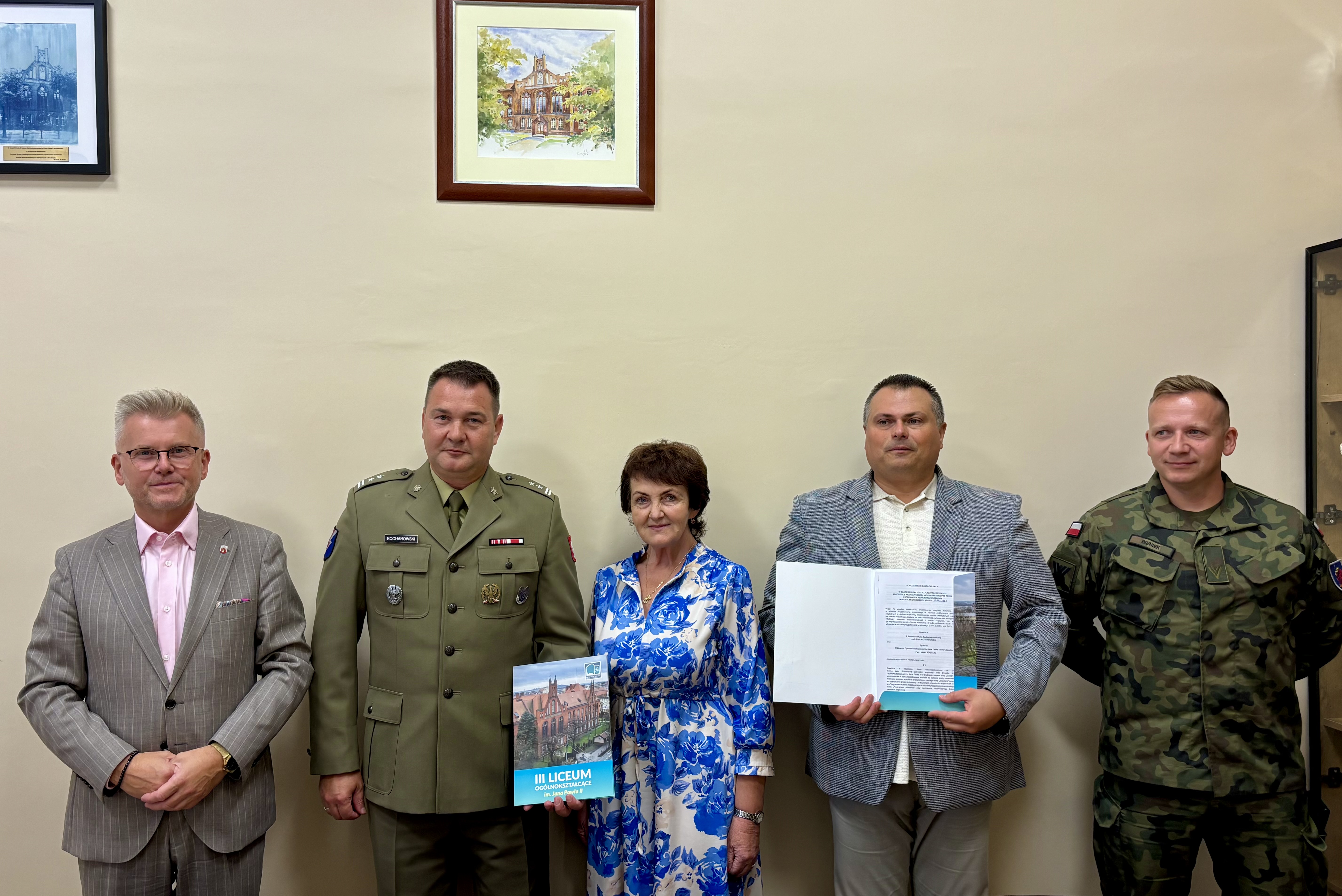 Fotografia przedstawia dw&oacute;ch mężczyzn ściskajacych sobie nawzajem dłonie.