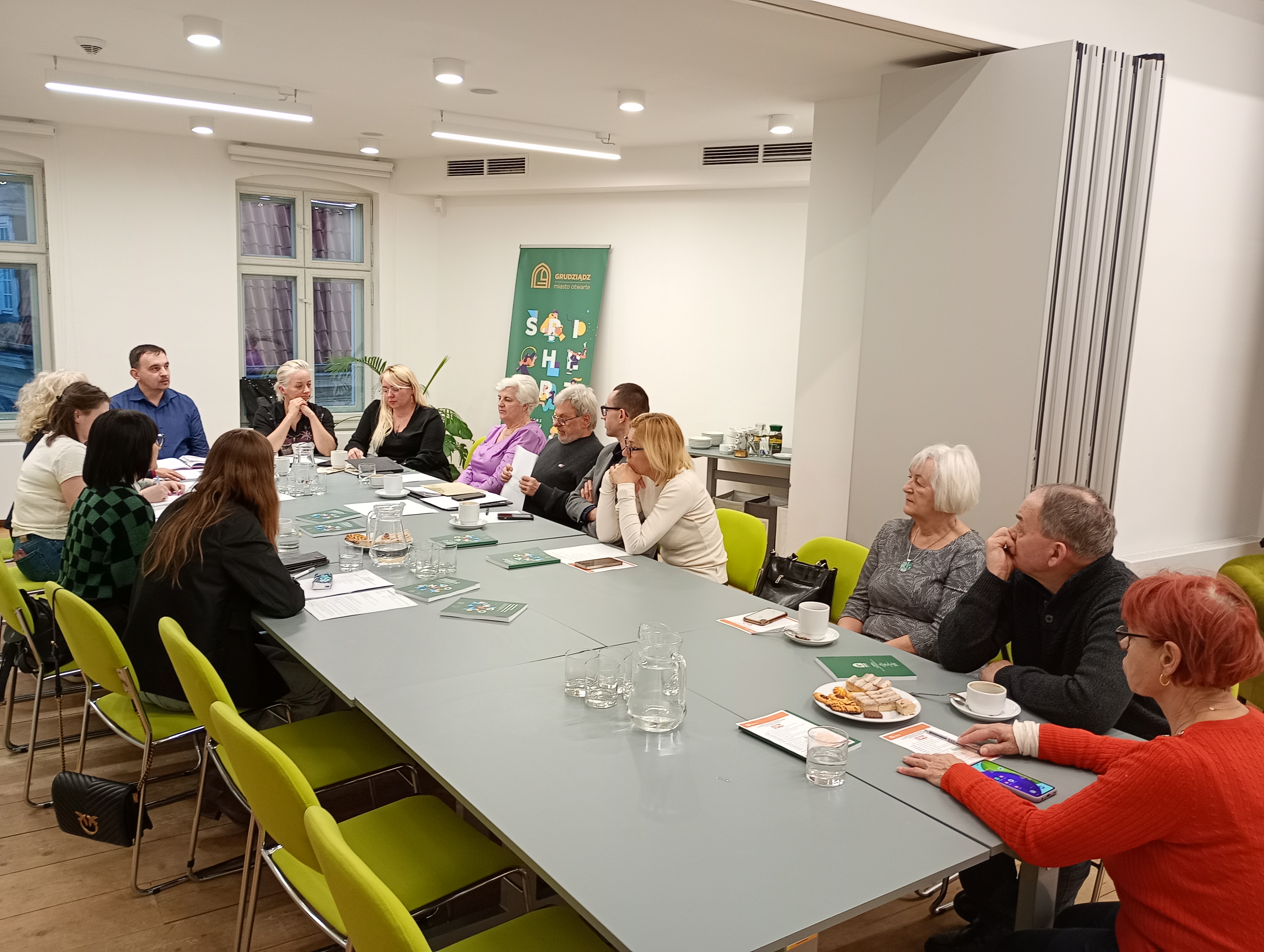 Grafika przedstawiająca członk&oacute;w Miejskiej Rady Działalności Pożytku Publicznego w Grudziądzu, Powiatowej Społecznej Rady ds. Os&oacute;b Niepełnosprawnych, Grudziądzkiej Rady Senior&oacute;w i Rady Sportu gminy-miasto Grudziądz