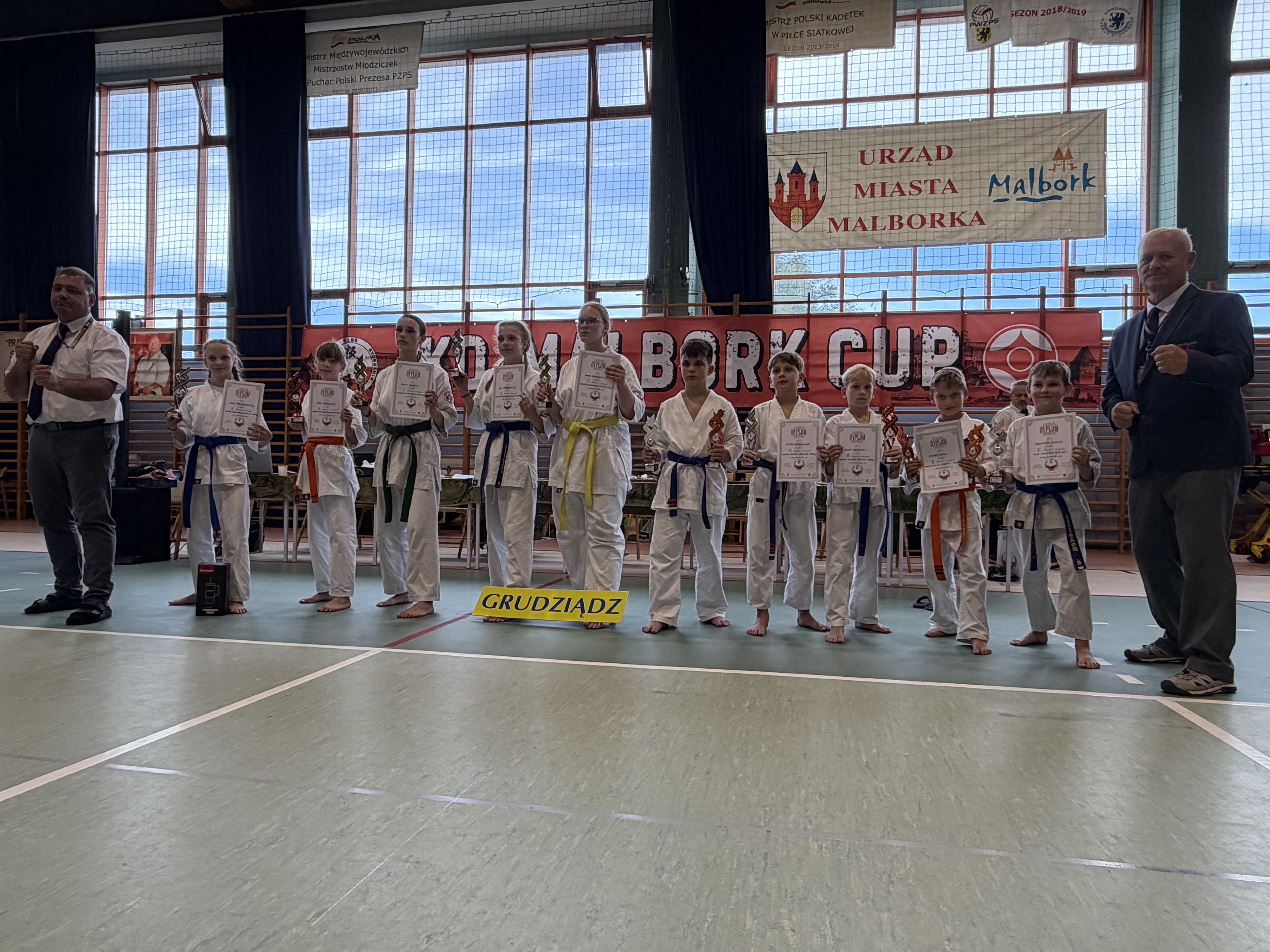 Fotografia przedstawia sportowców.