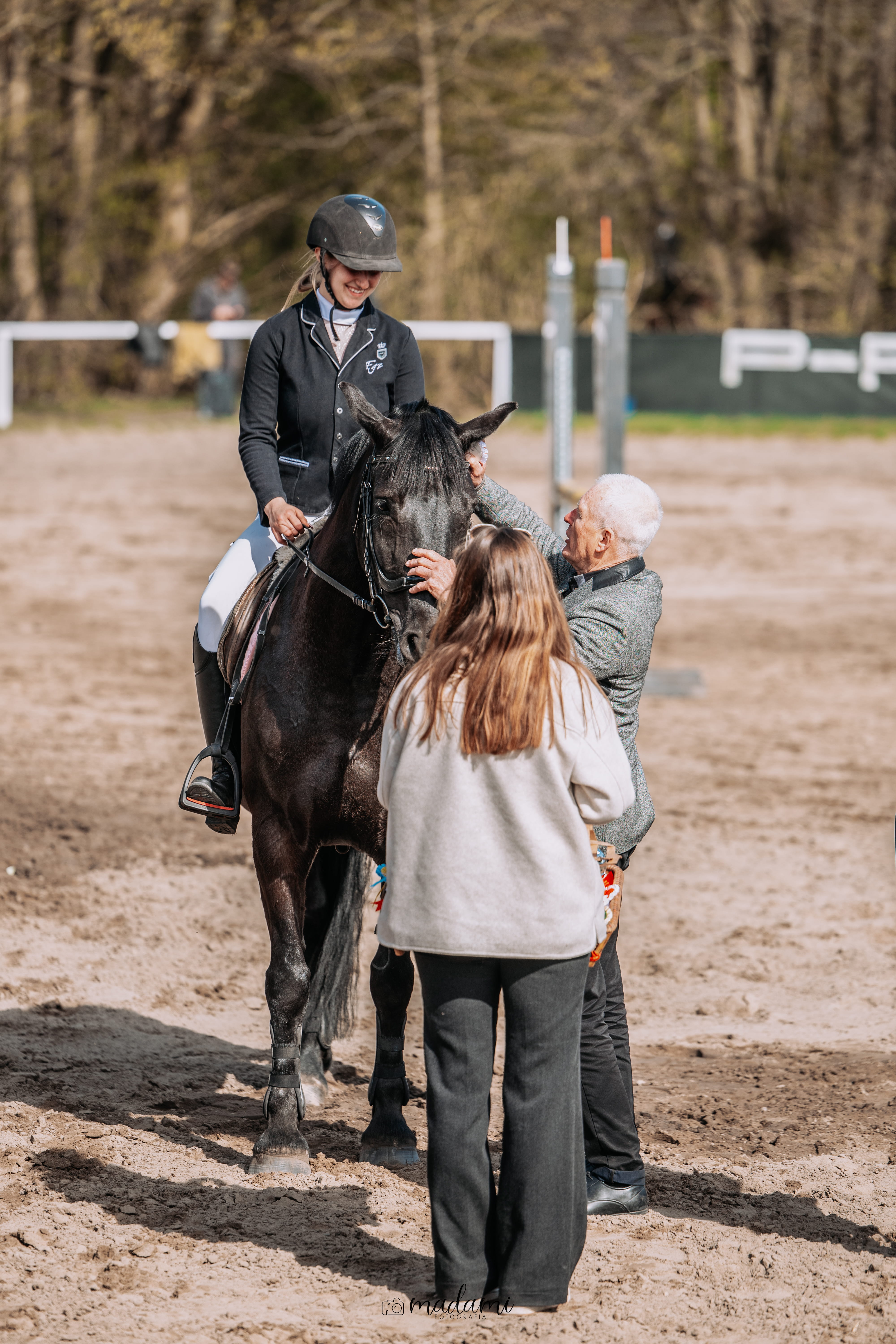 Fotografia przedstawia jeźdzźca i konia.