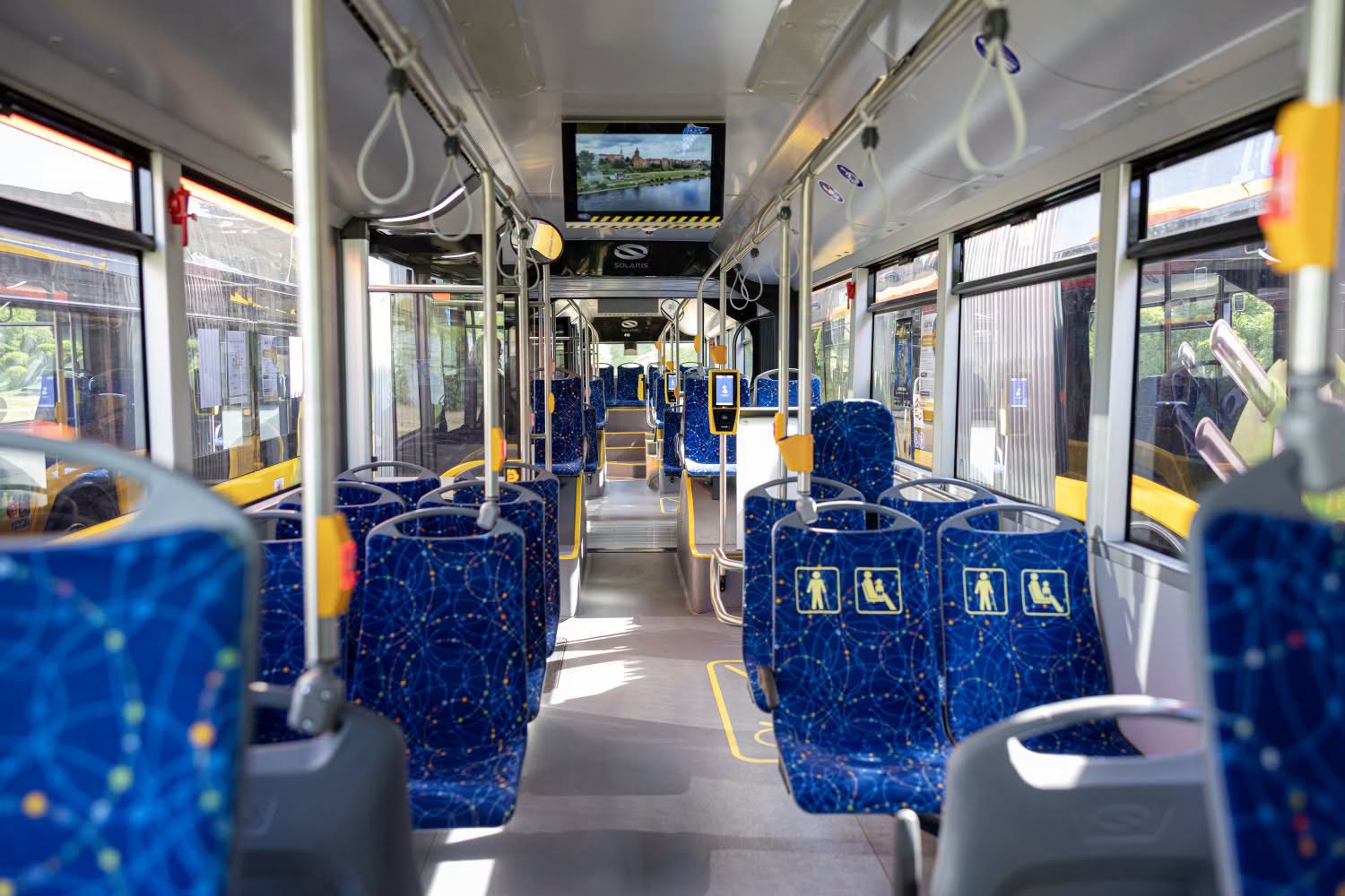 Fotografia przedstawia wnętrze autobusu.