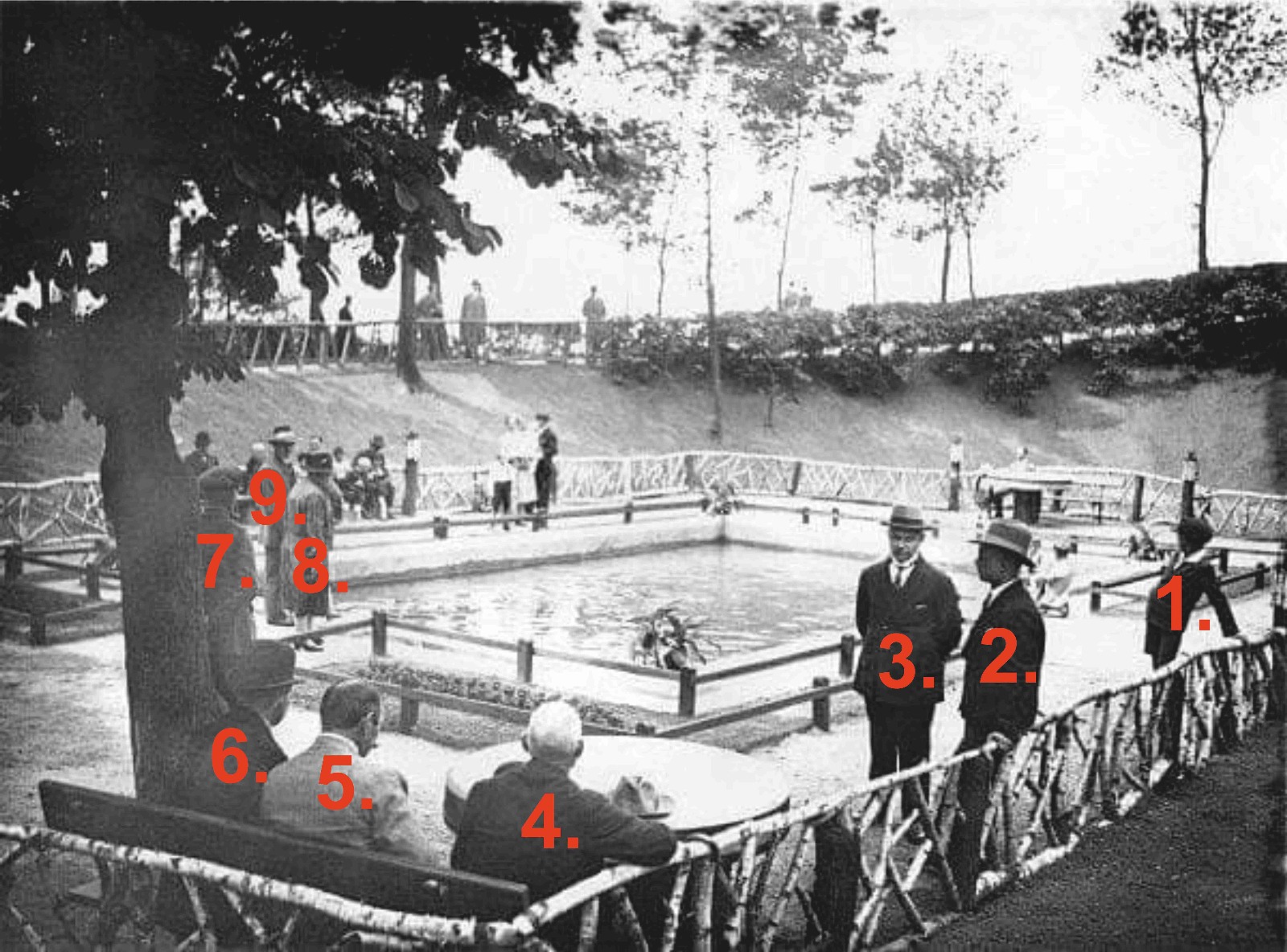 Fotografia przedstawia zdjęcie sprzed 100 lat.