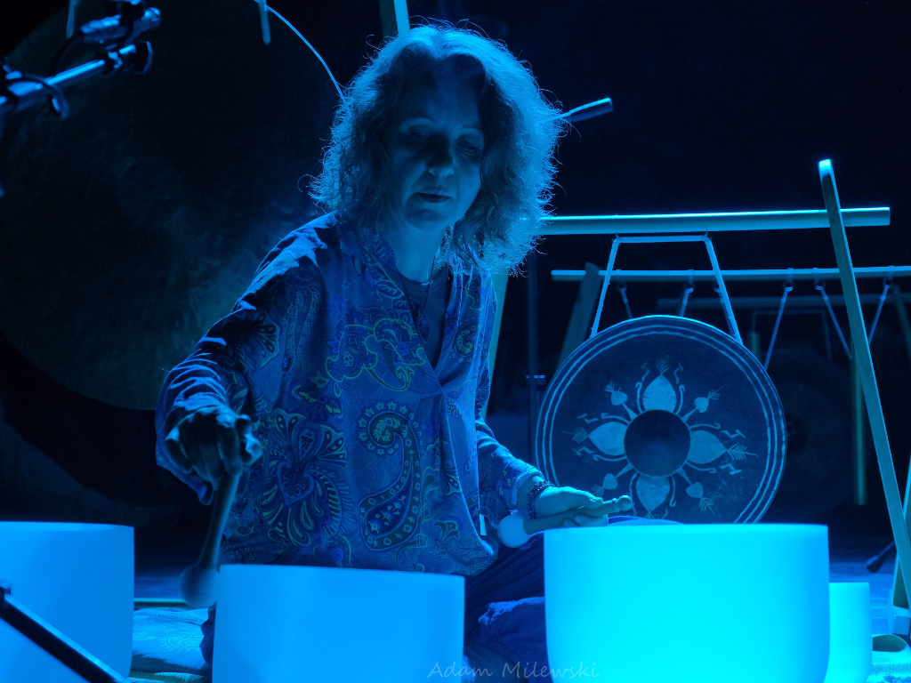 fOTOGRAFIA PRZEDSTAWIA ARTYSTKĘ NA SCENIE.