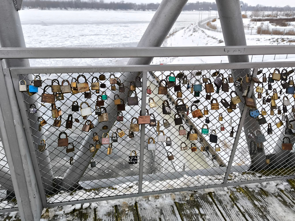 Fotografia przedstawia kł&oacute;dki miłości. 