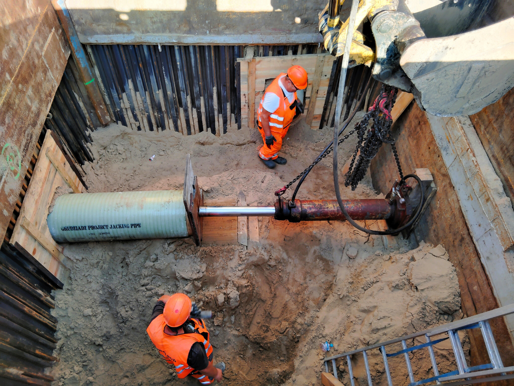 Fotografia przedstawia pracowników budowy.