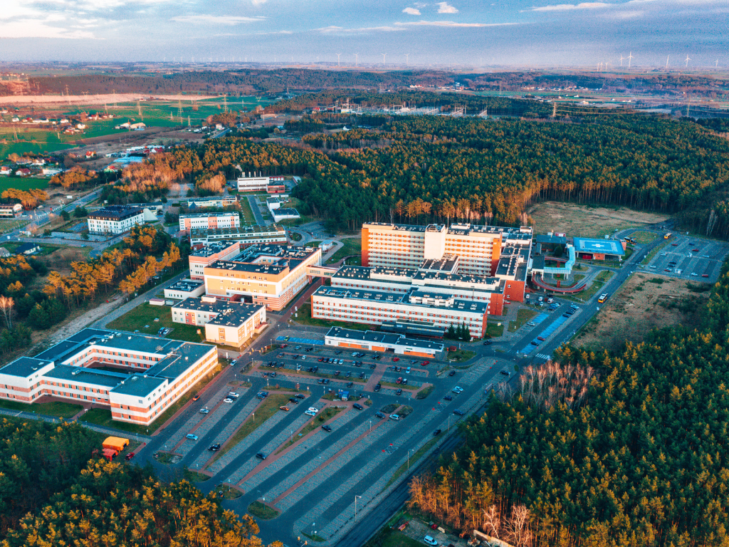 Fotografia przedstawia Regionalny Szpital Specjalistyczny imienia droktora Władysława Biegańskiego z perspektywy lotu ptaka