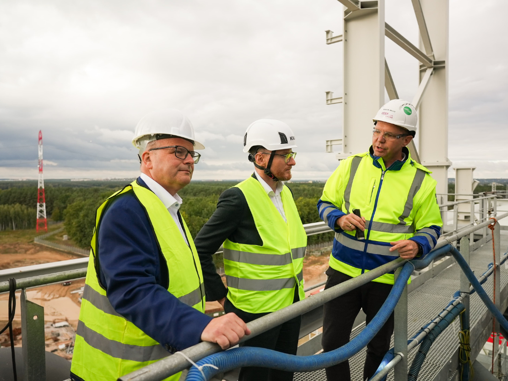 Fotografia przedstawia prezydenta Grudziądza Macieja Glamowskiego, p.o. prezesa Zarządu Energi SA Sławomira Staszaka oraz prezesa Zarządu Spółki CCGT Grudziądz Marcina Małka