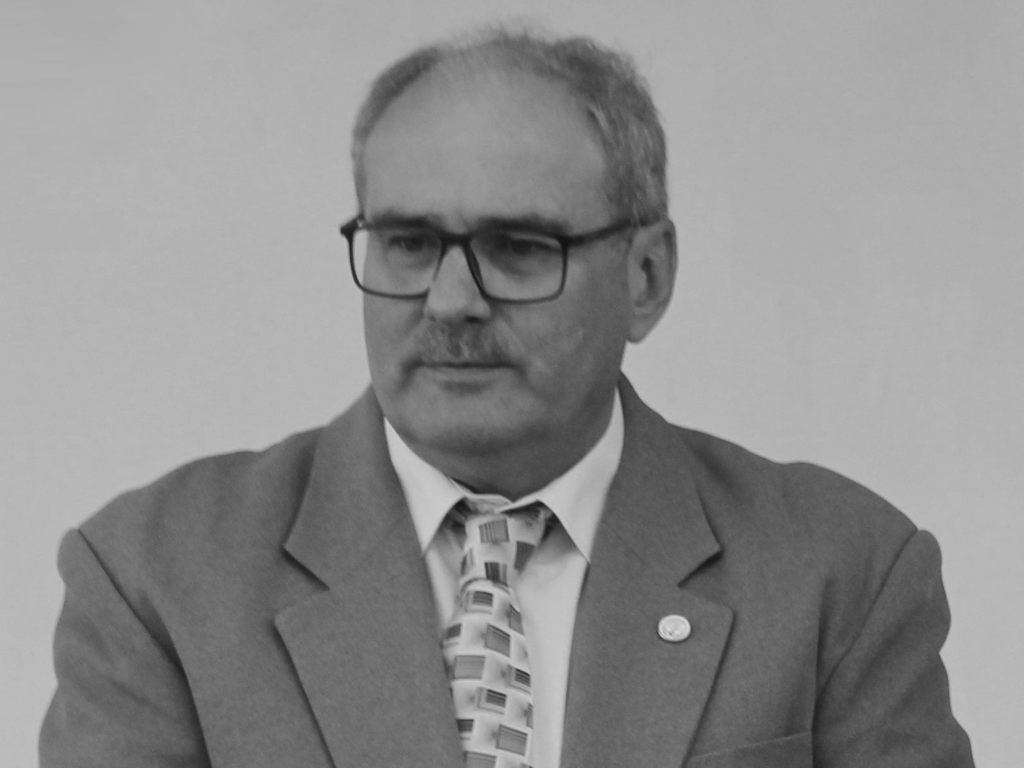 Fotografia przedstawia zmarłego dyrektora Szkoły Podstawowej nr 21 w Grudziądzu. 