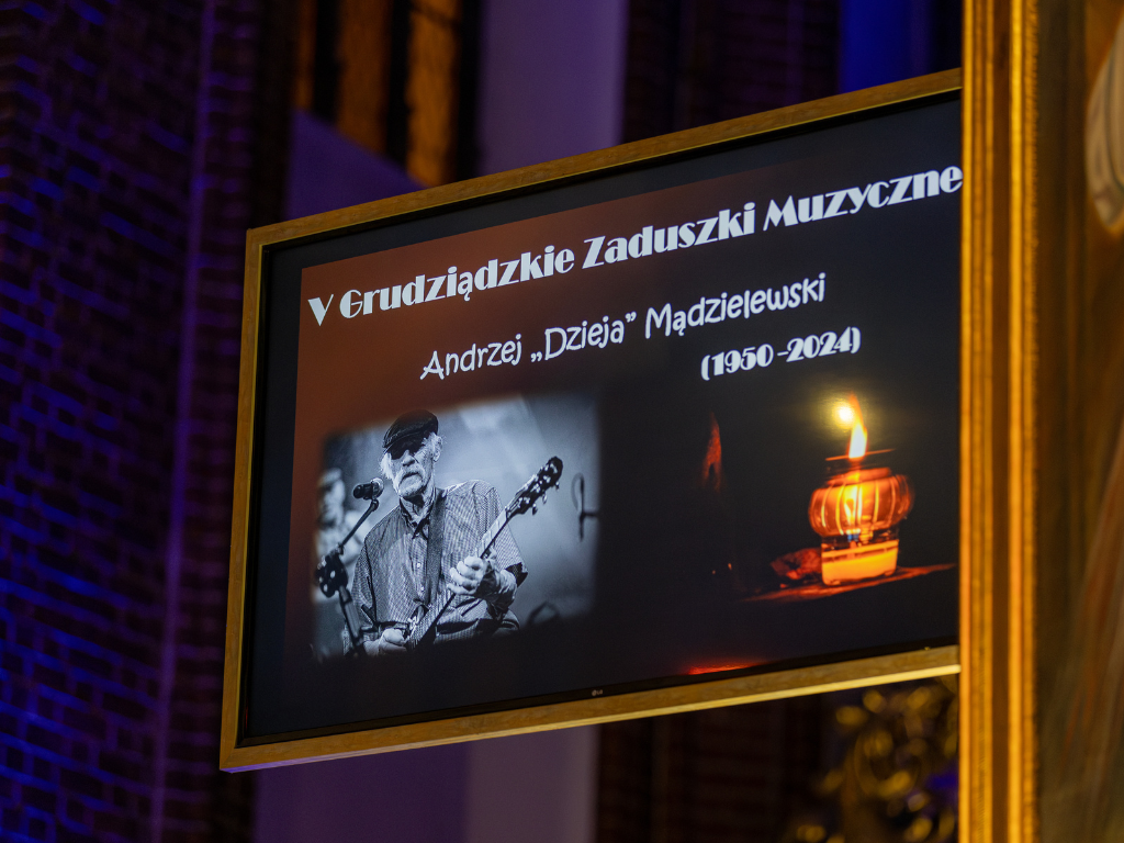 Fotografia przedstawia ekran, na którym wyświetlane jest wspomnienie artysty. 