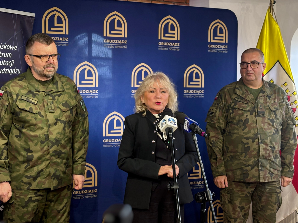 Fotografia przedstawia wiceprezydent Grudziądza R&oacute;żę Lewandowską, szefa Ośrodka Zamiejscowego w Bydgoszczy Centralnego Wojskowego Centrum Rekrutacji płk. Janusza Łyżenia oraz szefa Wojskowego Centrum Rekrutacji w Grudziądzu ppłk. Tomasza Sobczyka.