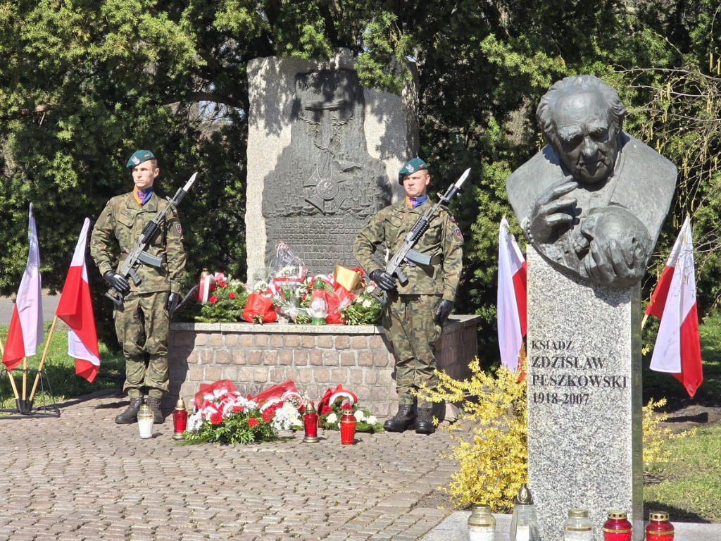 Fotografia przedstawia pomnik. 