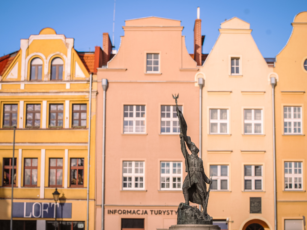 Fotografia przedstawia pomnik Żołnierza Polskiego.