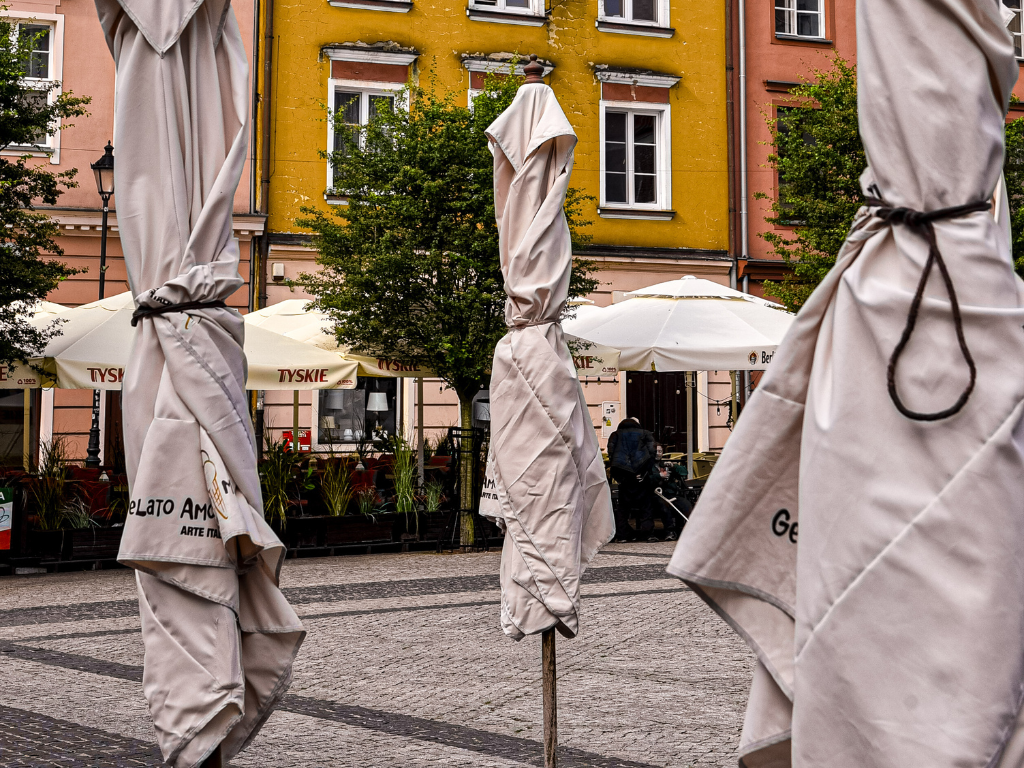 Fotografia przedstawia kawiarenki na Rynku. 