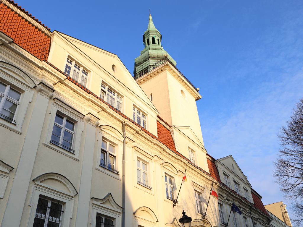 Fotografia przedstawia budynek Urzędu Miejskiego w Grudziądzu.