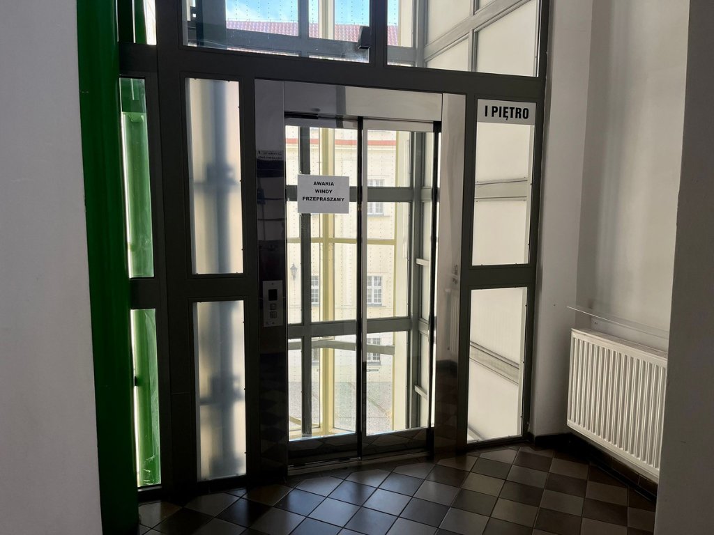 Fotografia przedstawia windę.