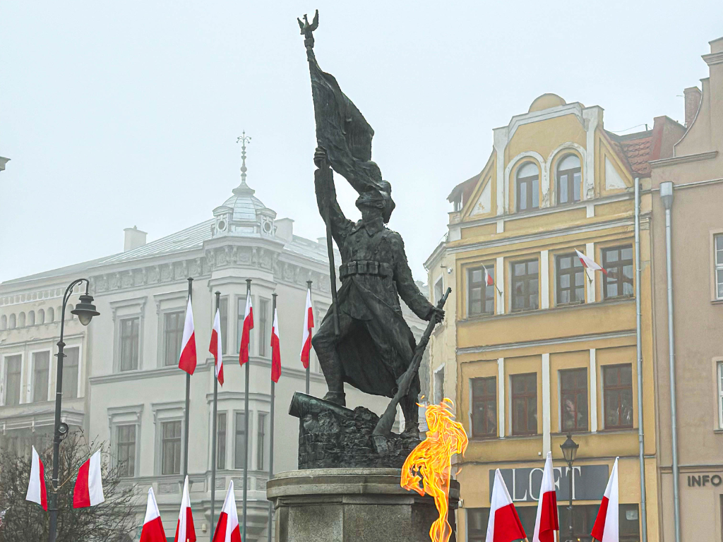 Fotografia przedstawia pomnik Żołnierza Polskiego.
