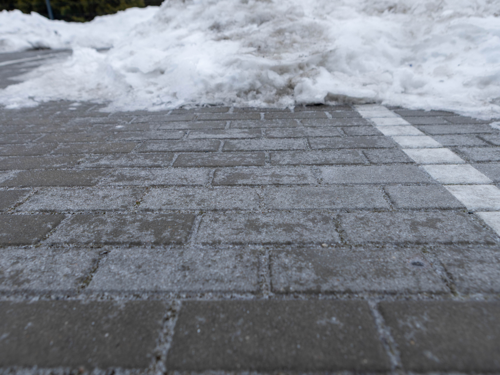 Fotografia przedstawia gołoledź na chodniku.