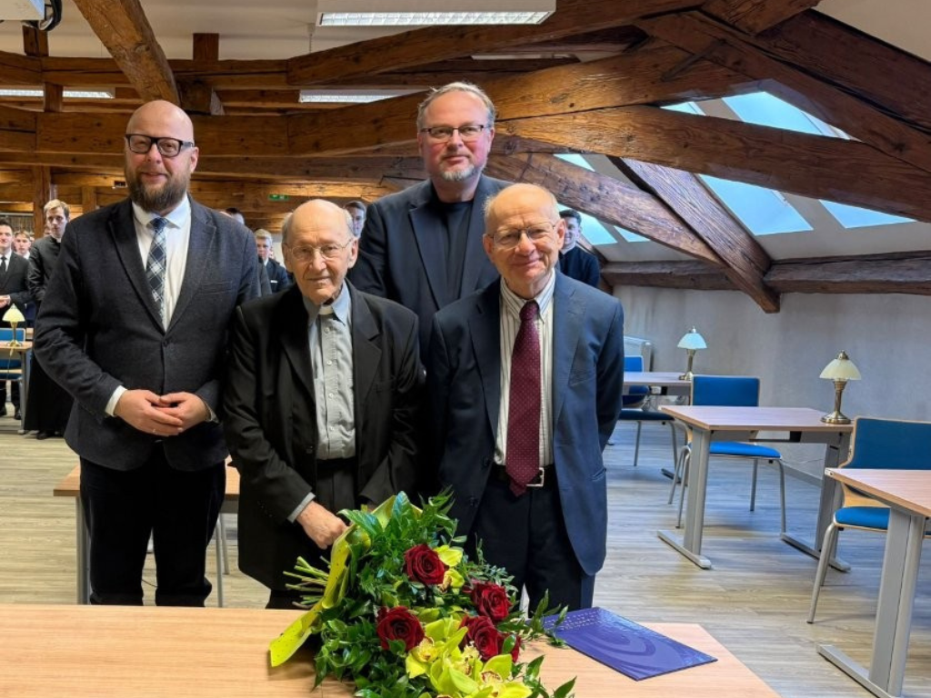 Fotografia przedstawia przewodniczącego Rady Miejskiej Grudziądza oraz laureata nagrody. 