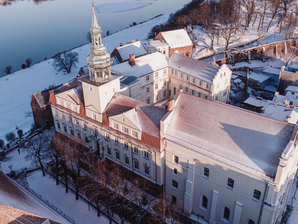 Fotografia przedstawia budynek Urzędu Miejskiego w Grudziądzu.