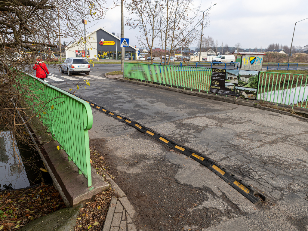 Fotografia przedstawia mostek przy ulicy Bluszczowej. 