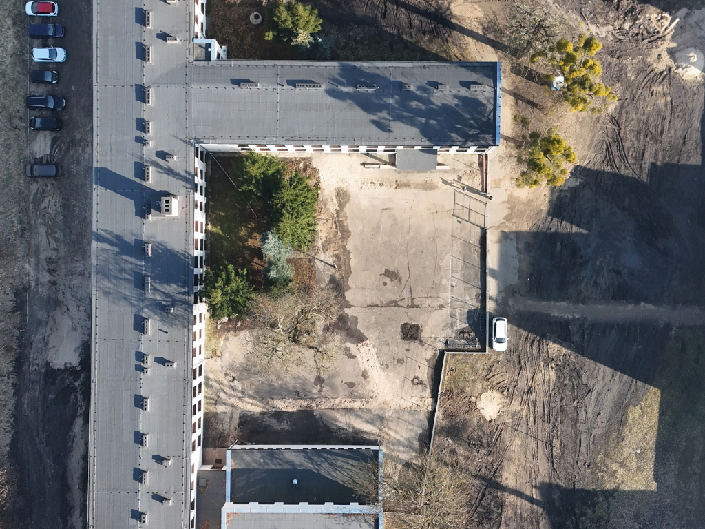 Fotografia przedstawia prowadzone prace budowlane. 