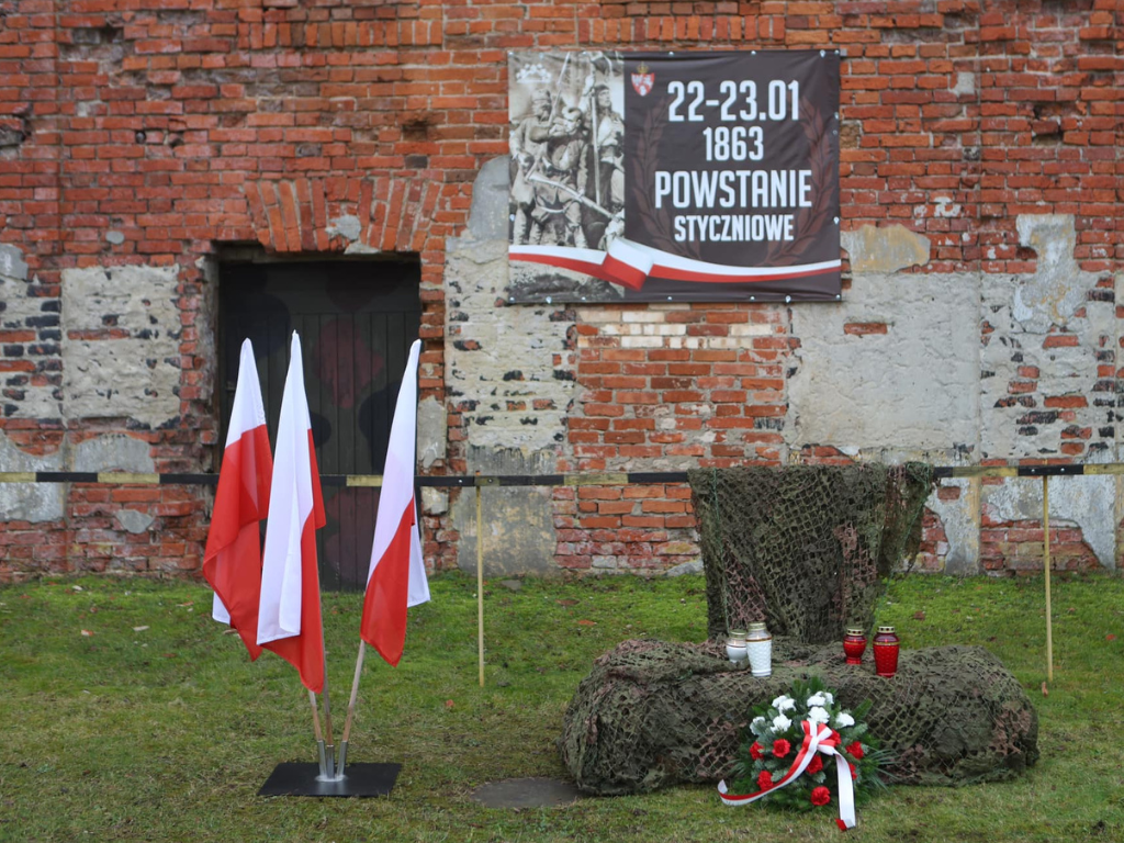 Fotografia przedstawia miejsce pamięci.