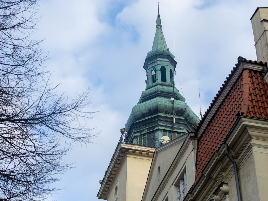Fotografia przedstawia wieżę Ratusza.