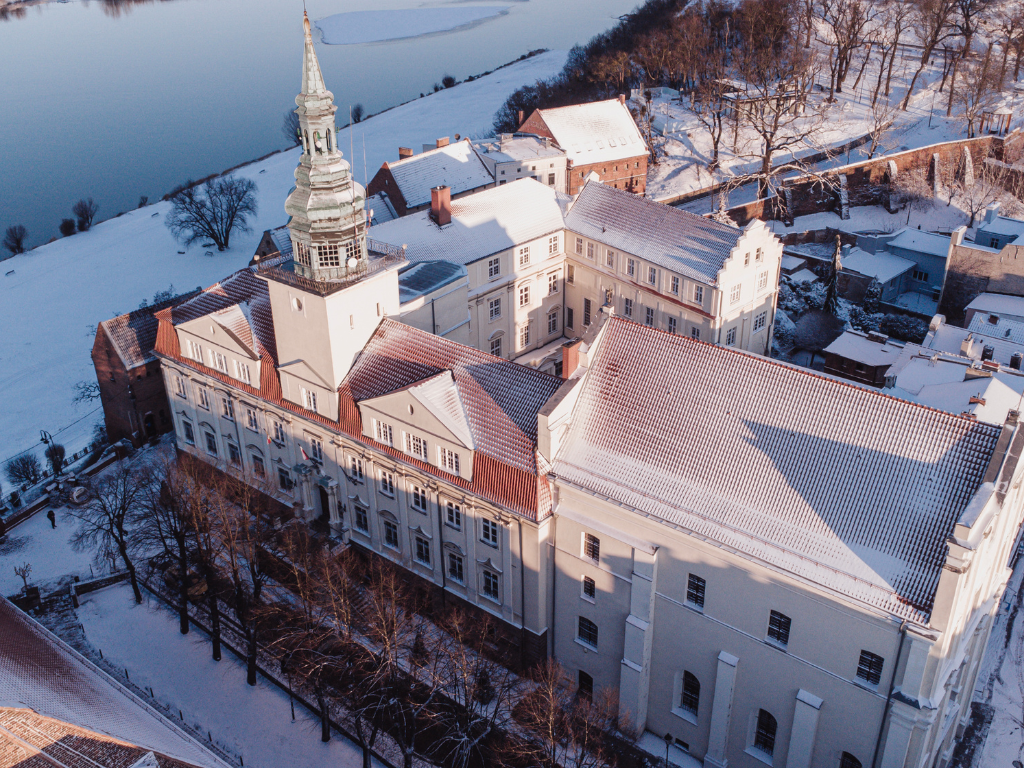 Fotografia przedstawia budynek Urzędu Miejskiego w Grudziądzu.