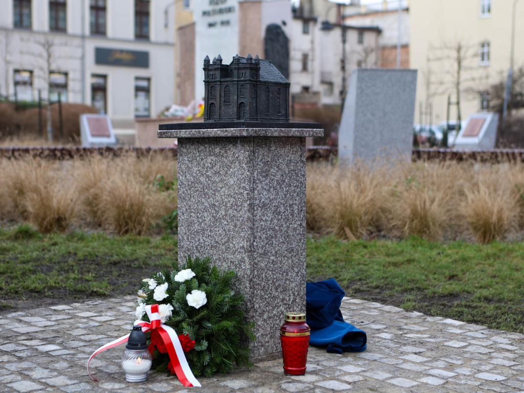 Fotografia przedstawia makietę synagogi. 