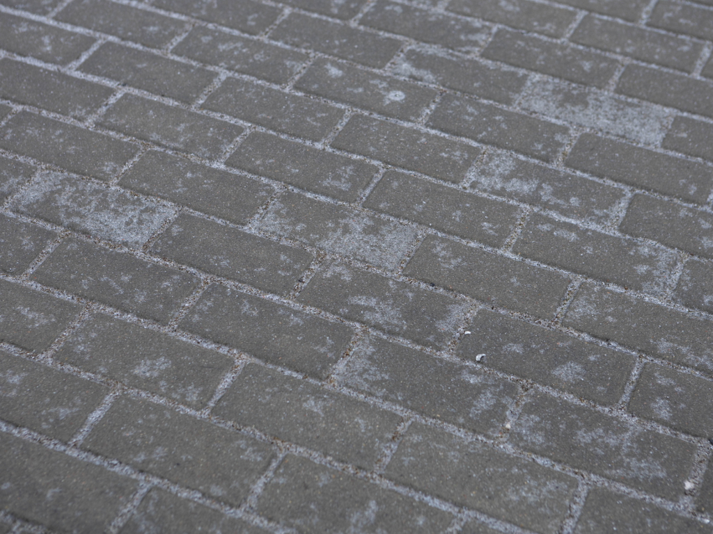 Fotografia przedstawia gołoledź na chodniku.