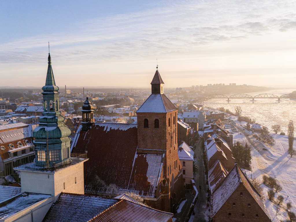 Fotografia przedstawia zimową panoramę miasta.