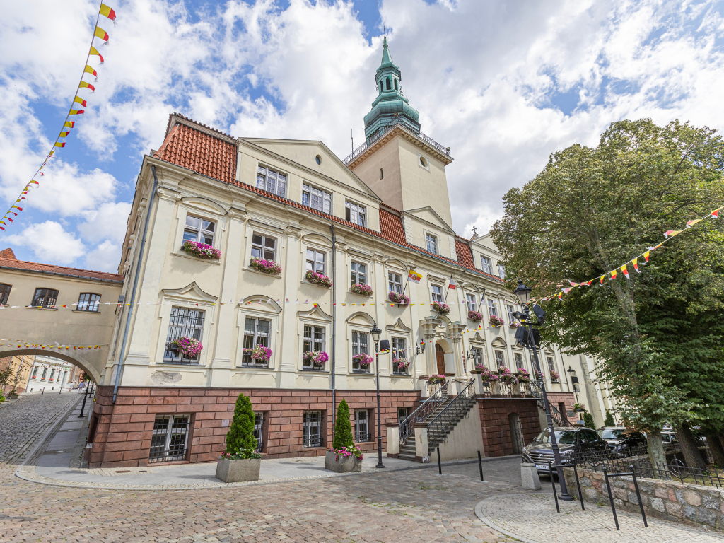 Fotografia przedstawia budynek Urzędu Miejskiego w Grudziądzu.