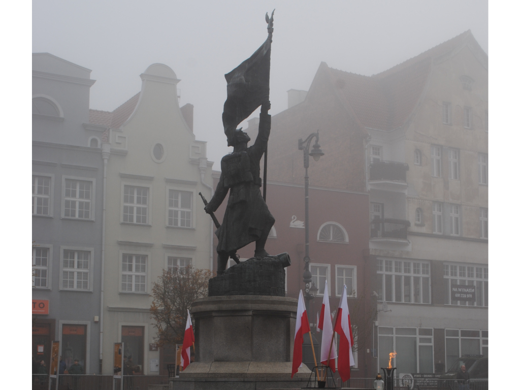 Fotografia przedstawia pomnik Żołnierza Polskiego.