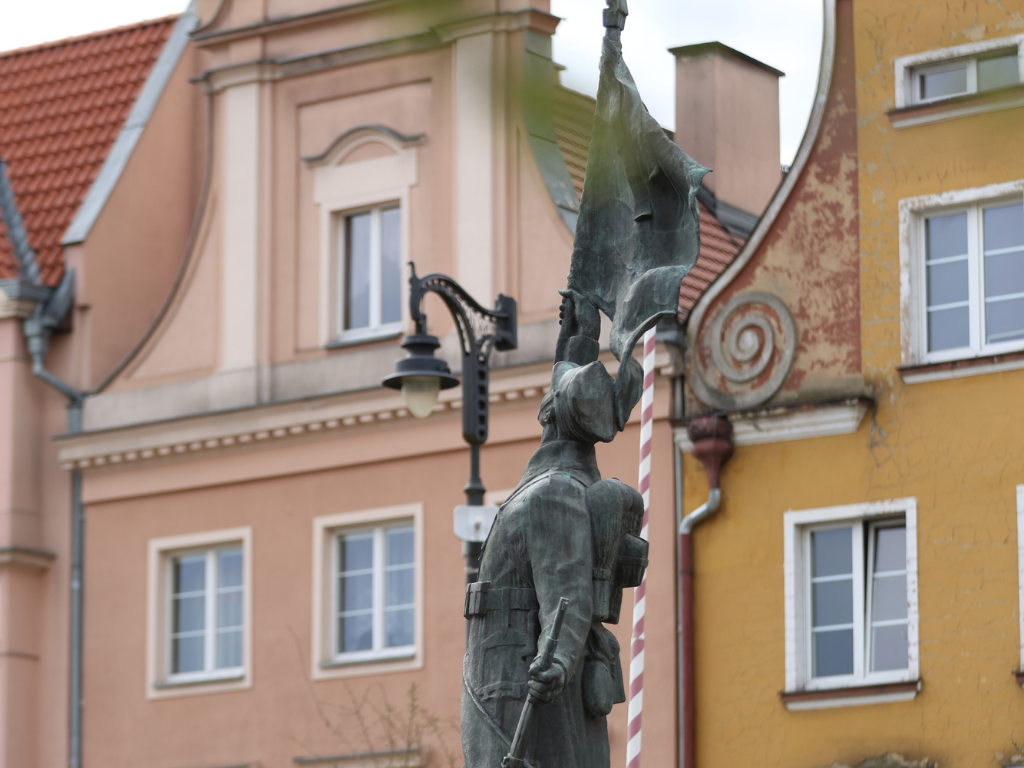 Fotografia przedstawia pomnik Żołnierza Polskiego.