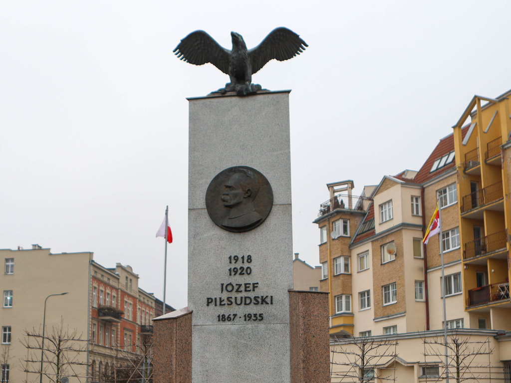 Fotografia przedstawia pomnik Marszałka J&oacute;zefa Piłsudskiego. 