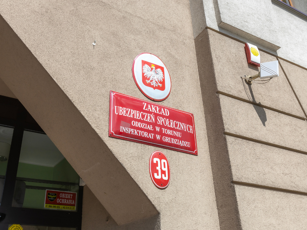 Fotografia przedstawia budynek ZUS. 