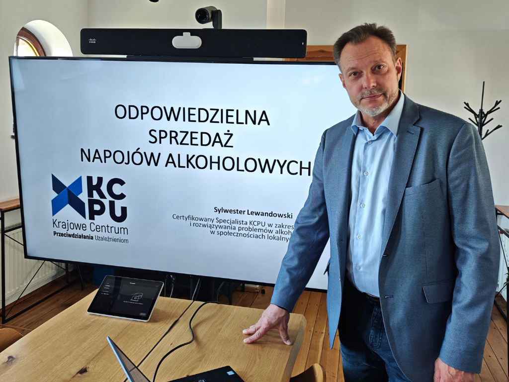 Fotografia przedstawia przewodniczacego Miejskiej Komisji Rozwiązywania Problem&oacute;w Alkoholowych. 