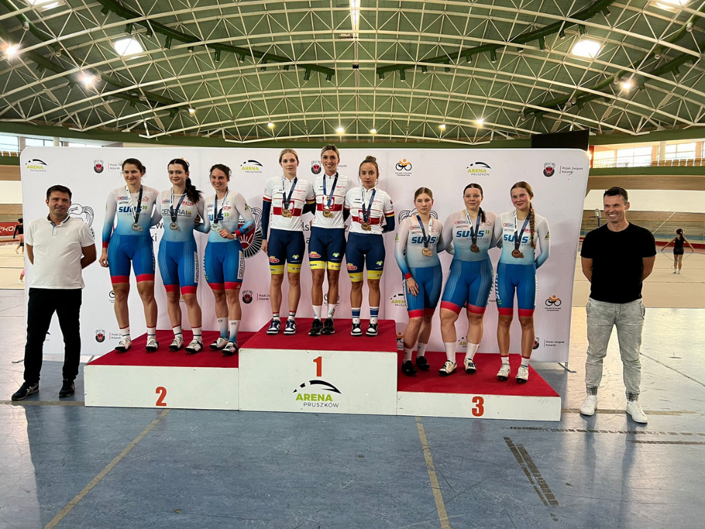 Fotografia przedstawia zawodników ALKS STAL Grudziądz na podium