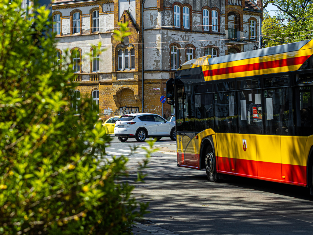 Fotografia przedstawia autobus.
