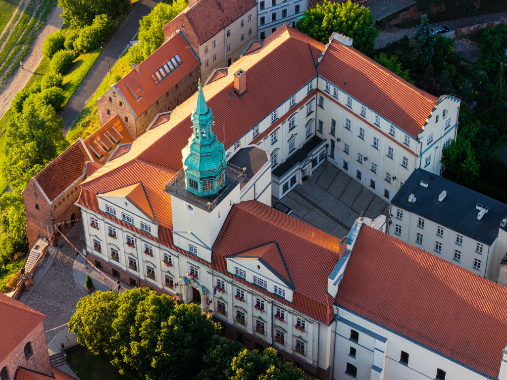 Fotografia przedstawia budynek Urzędu Miejskiego w Grudziądzu.