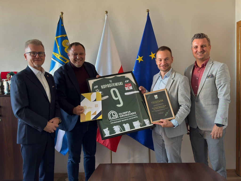 Fotografia przedstawia mężczyzn podpisujących dokumenty.
