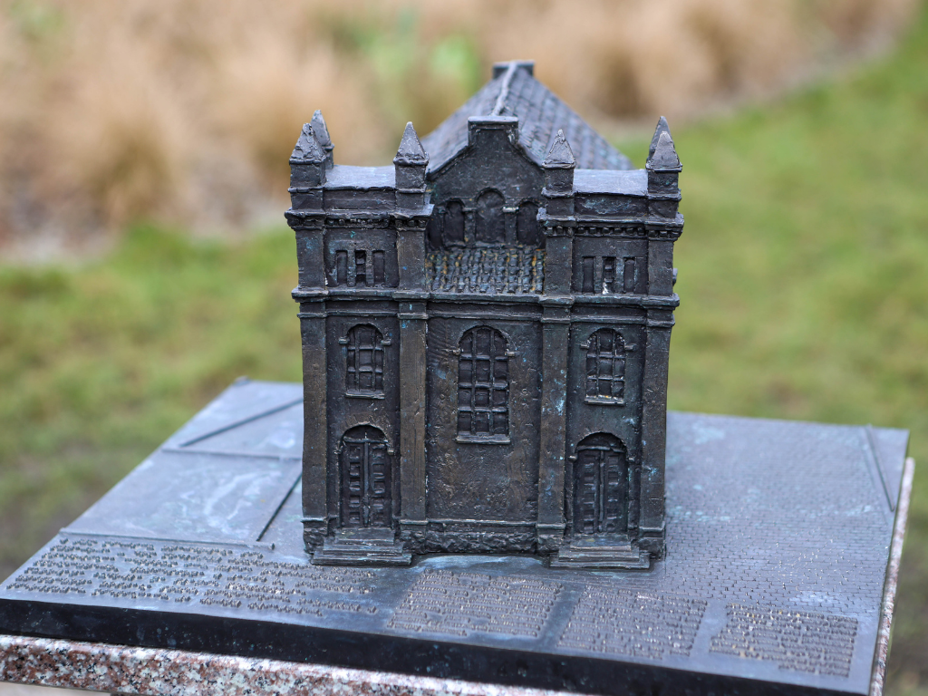 Fotografia przedstawia makietę synagogi.