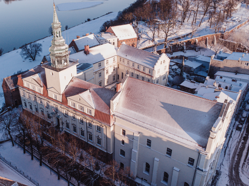 Fotografia przedstawia budynek Urzędu Miejskiego w Grudziądzu.