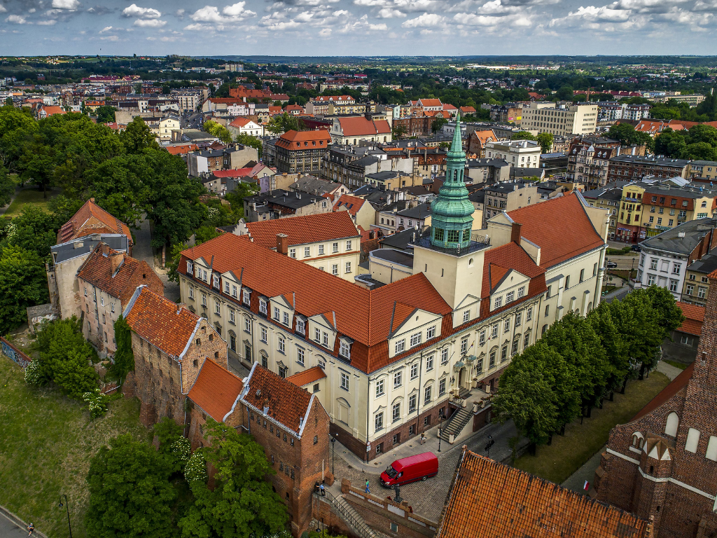 Fotografia przedstawia budynek Urzędu Miejskiego w Grudziądzu