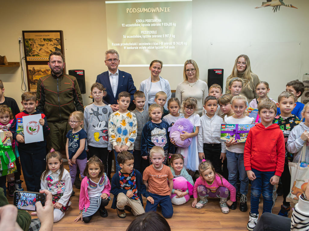 Fotografia przedstawia wiceprezydenta Grudziądza oraz uczestników uroczystości. 