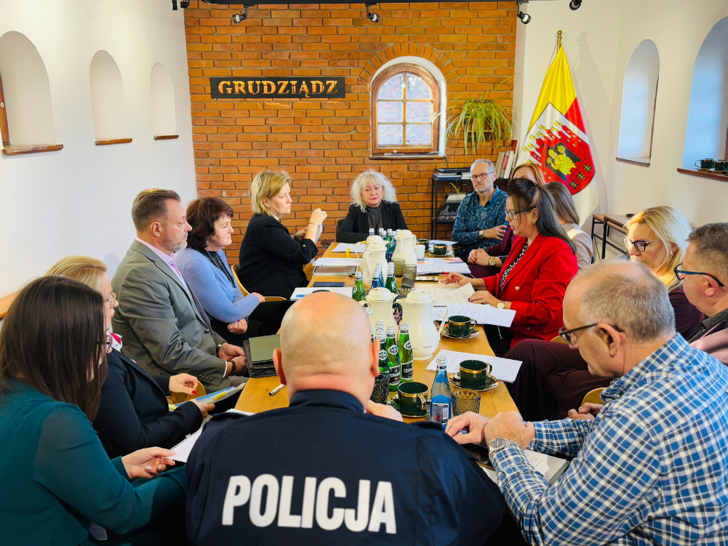 Fotografia przedstawia wiceprezydent Grudziądza oraz uczestników spotkania. 